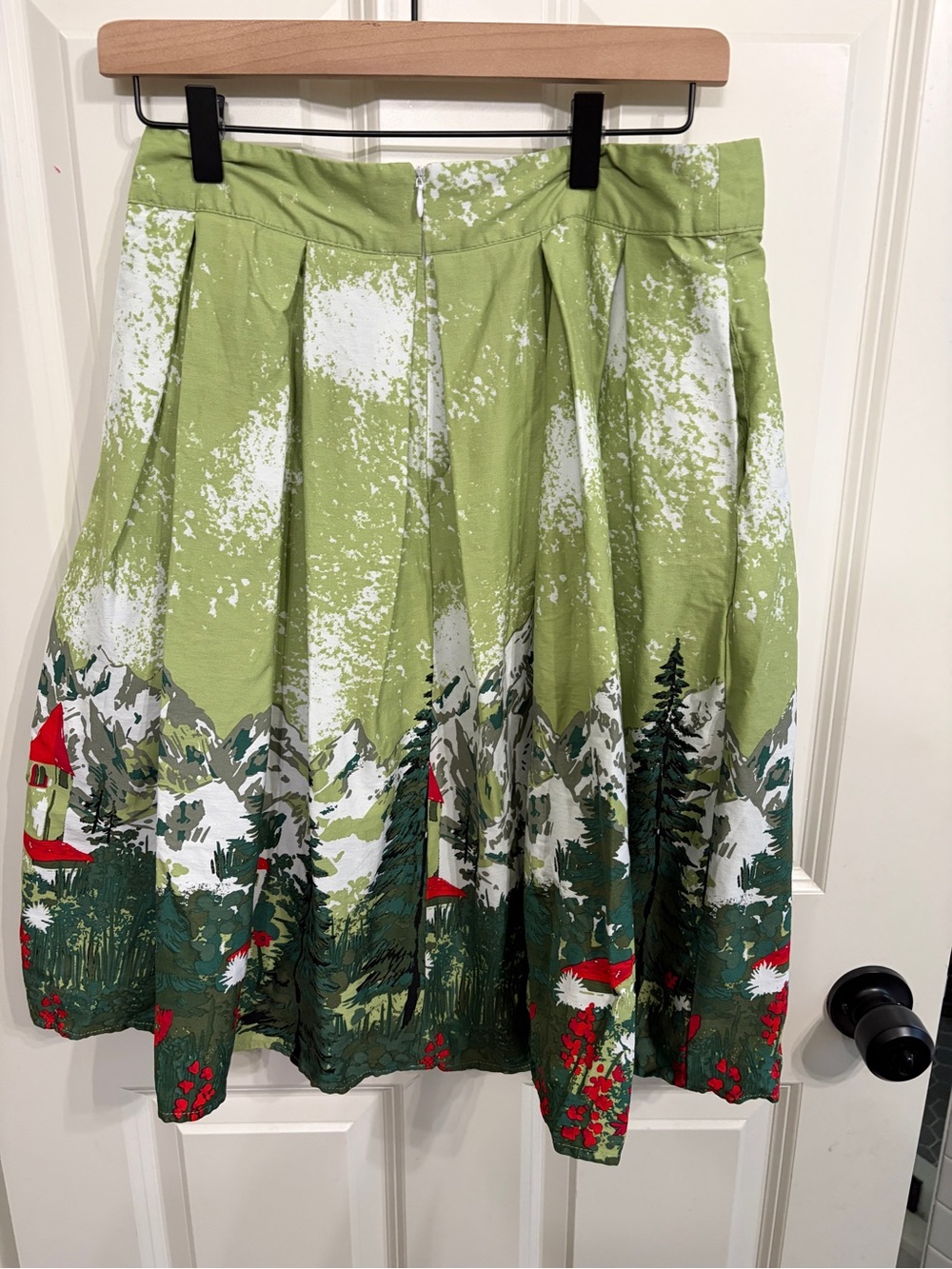 Like new size M vintage Oktoberfest scenic green white and red pleated skirt! - Picture 5 of 10